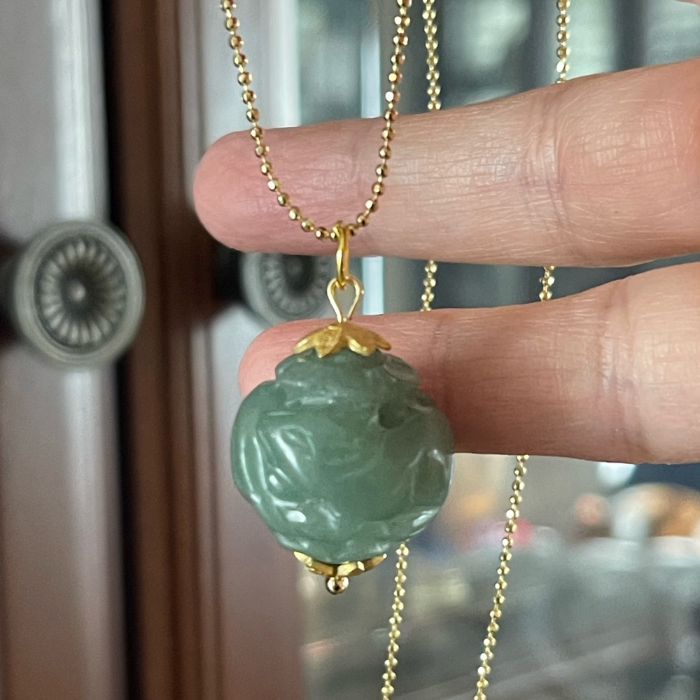Carved natural aventurine Chinese pendant & 18K gold plated adjustable chain - Picture 9 of 10